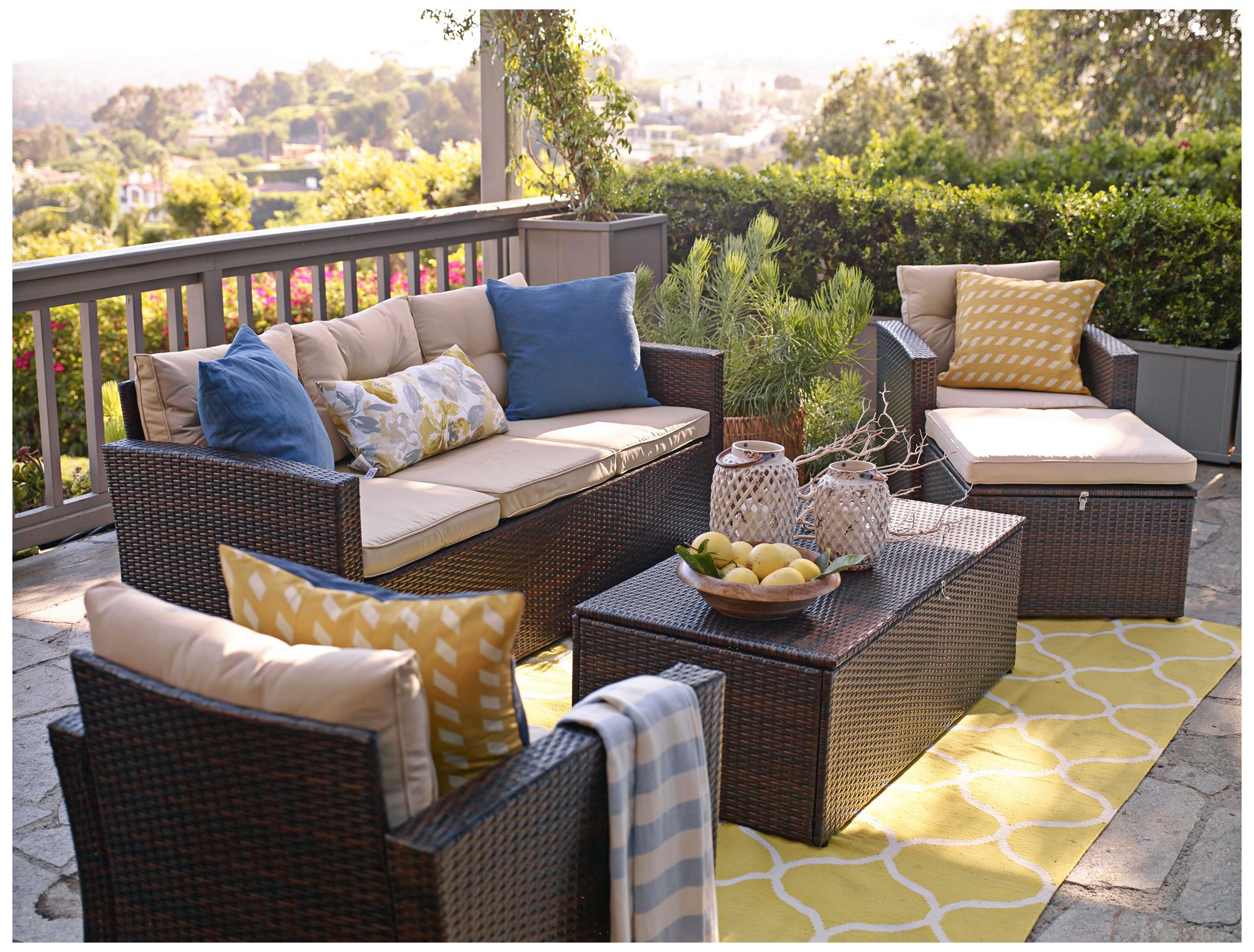 Cascaden Dark Brown Wicker 5-Piece Outdoor Patio Set with Storage